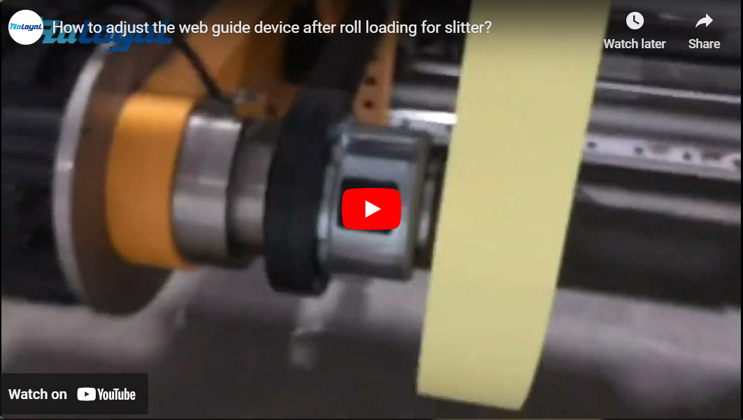 Comment ajuster le dispositif de guidage Web après le chargement du rouleau pour la décharge?