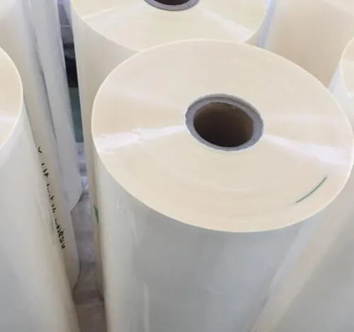Pourquoi beaucoup de bulles apparaissent après la stratification du film?