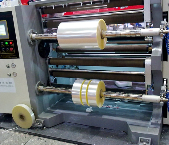 Caractéristique de la machine de refendage de film d'emballage flexible à grande vitesse LYS-S1300/1600