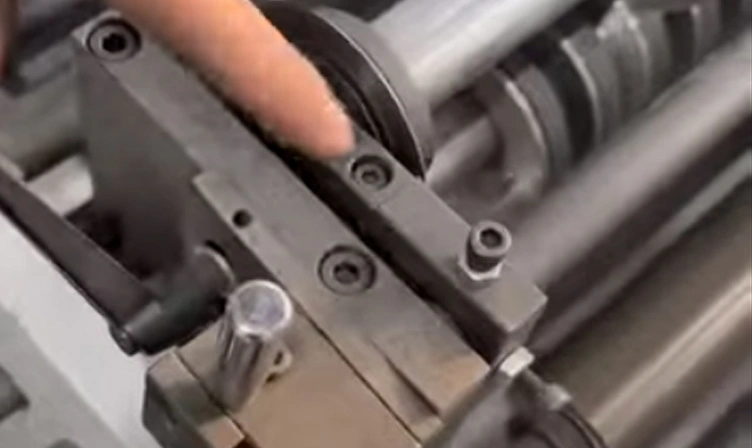 Comment enlever le couteau supérieur de la machine de découpe rotative