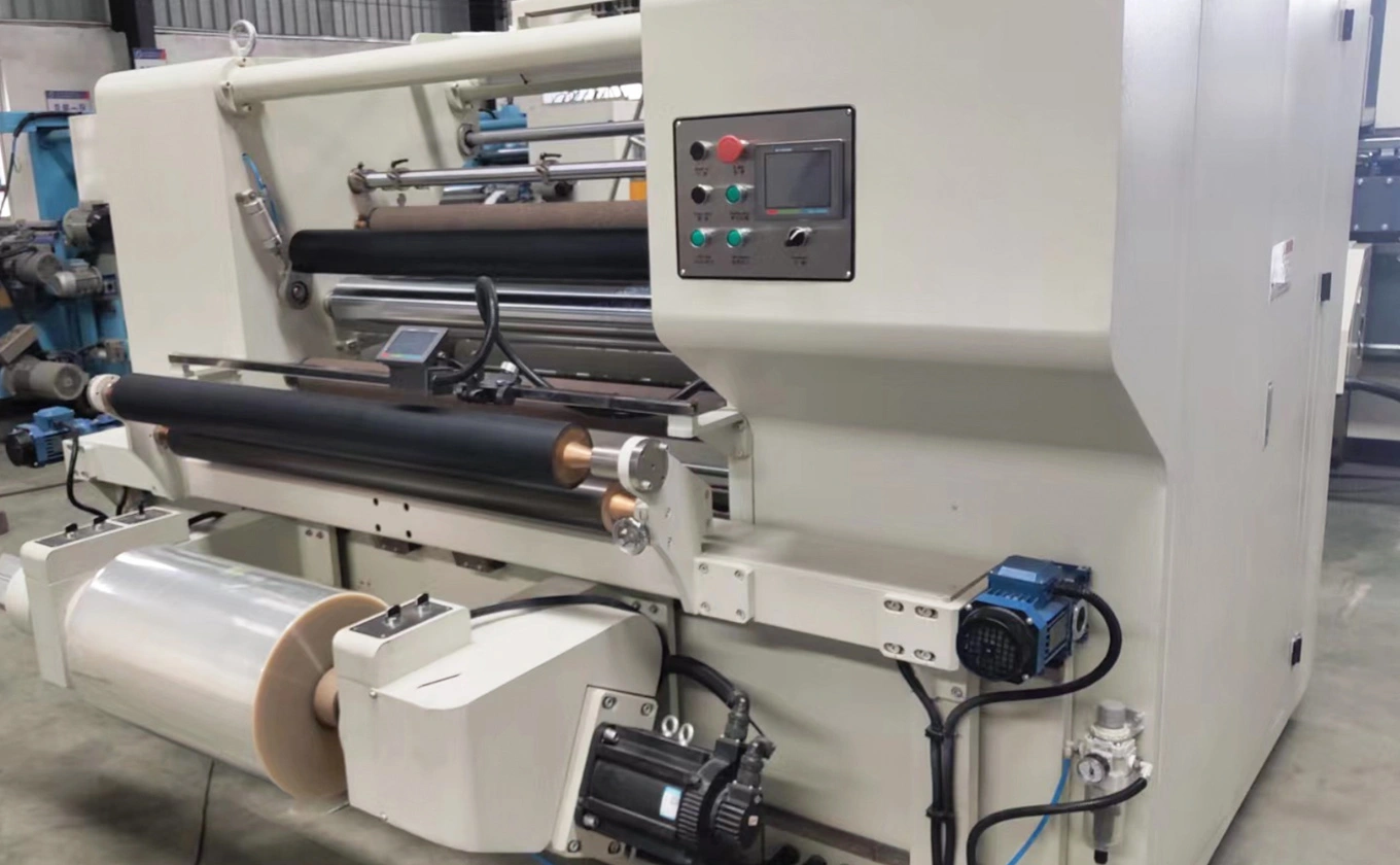 Application de la machine de refendage de film d'emballage flexible à grande vitesse LYS-S1300/1600
