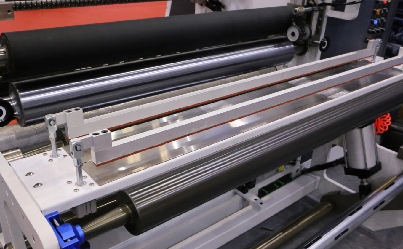 Application de HCH2-1300E machine de rembobinage économique à grande vitesse de Raloyal