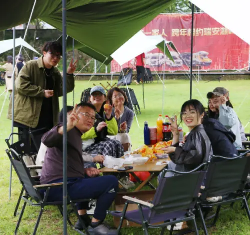 L'équipe de vente à l'étranger de Raloyal embrasse le printemps: barbecue, jeux et esprit d'équipe