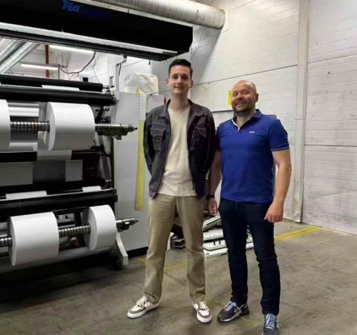 Raloyal brille en Biélorussie: l'installation de la machine à fendre applaudie par la plus grande imprimerie du pays