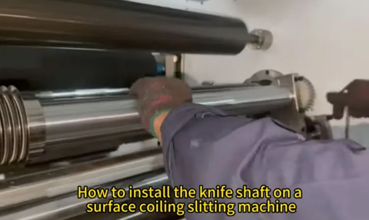 Comment installer l'arbre de couteau sur une machine de refendre enrouleuse de surface